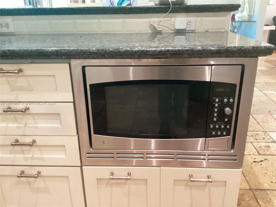 For Sale: $1,999,000 (5 beds, 3 baths, 2892 Square Feet)