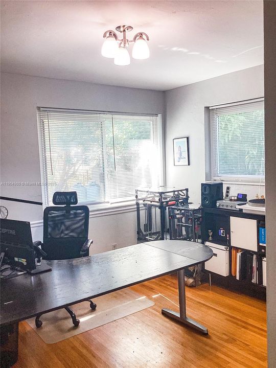 For Sale: $1,999,000 (5 beds, 3 baths, 2892 Square Feet)