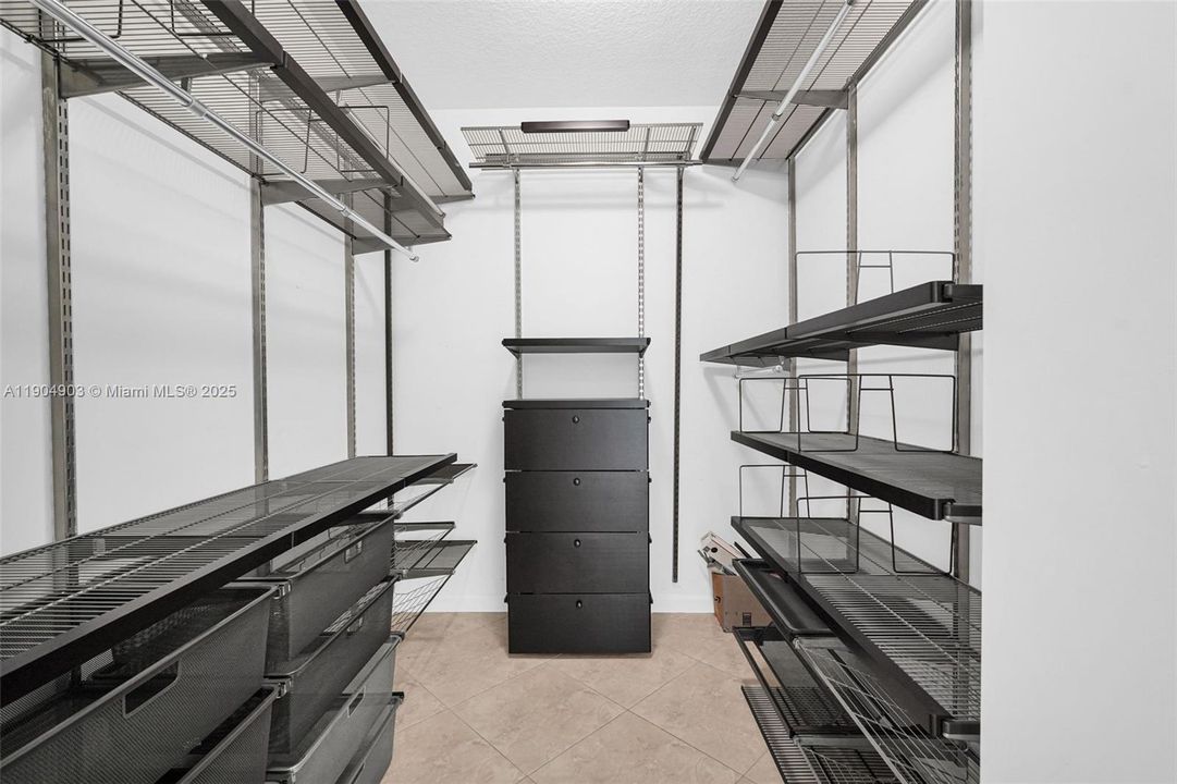 Wolk-in Closet - Primary bedroom - 2nd Floor