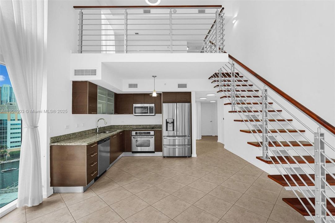 Open Floorplan w/ views to the Miami River & Skyline