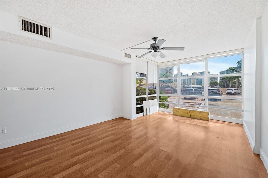 For Rent: $1,650 (1 beds, 1 baths, 546 Square Feet)