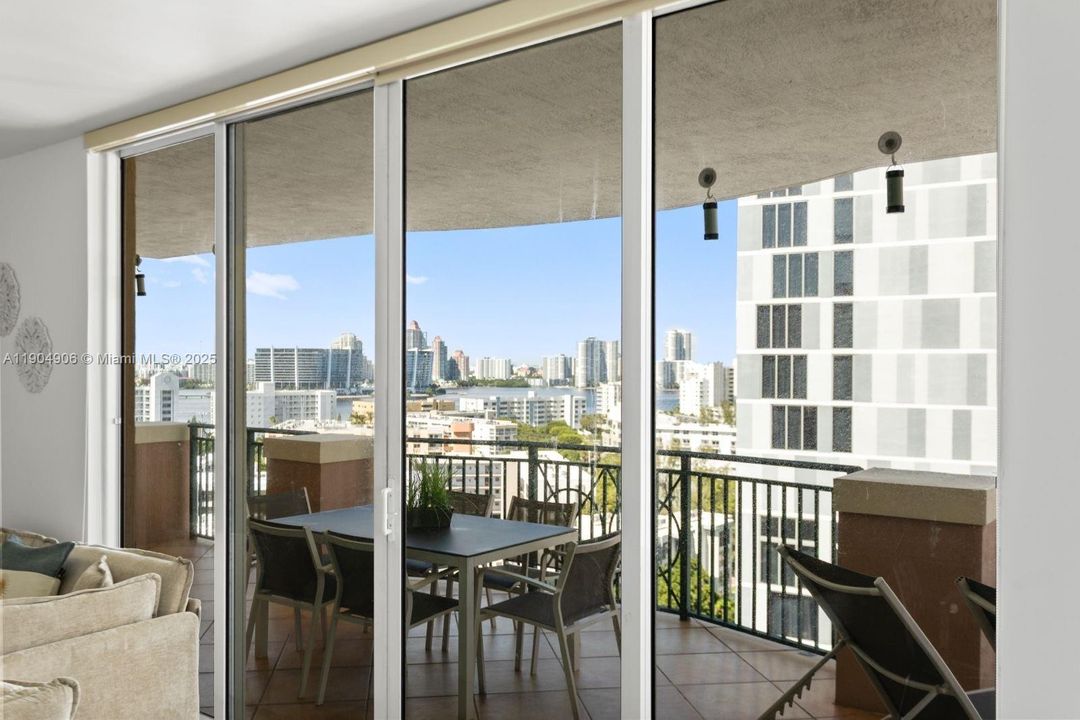 出租: $5,900 (3 贝兹, 2 浴室, 1447 平方英尺)