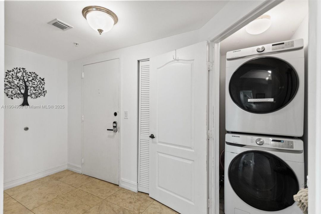 出租: $5,900 (3 贝兹, 2 浴室, 1447 平方英尺)