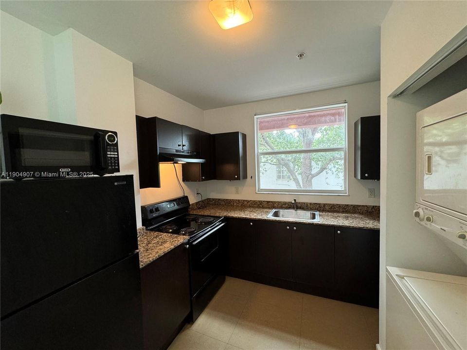 For Rent: $2,000 (1 beds, 1 baths, 720 Square Feet)