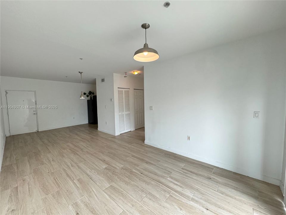 For Rent: $2,000 (1 beds, 1 baths, 720 Square Feet)