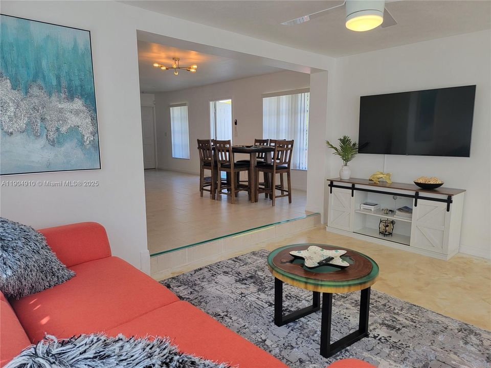 For Sale: $347,000 (3 beds, 1 baths, 1656 Square Feet)