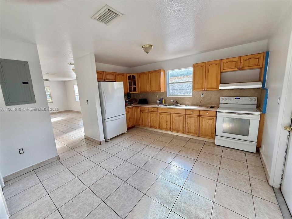 For Rent: $3,900 (4 beds, 2 baths, 1800 Square Feet)