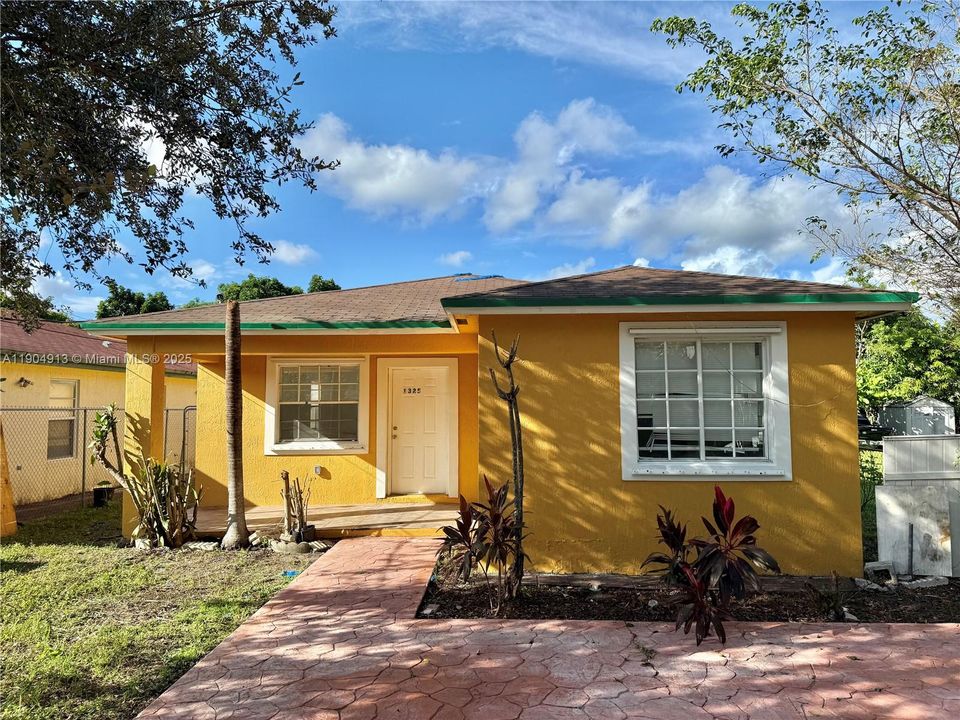 For Rent: $3,900 (4 beds, 2 baths, 1800 Square Feet)