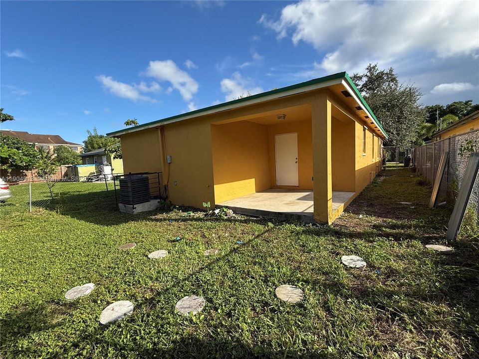 For Rent: $3,900 (4 beds, 2 baths, 1800 Square Feet)