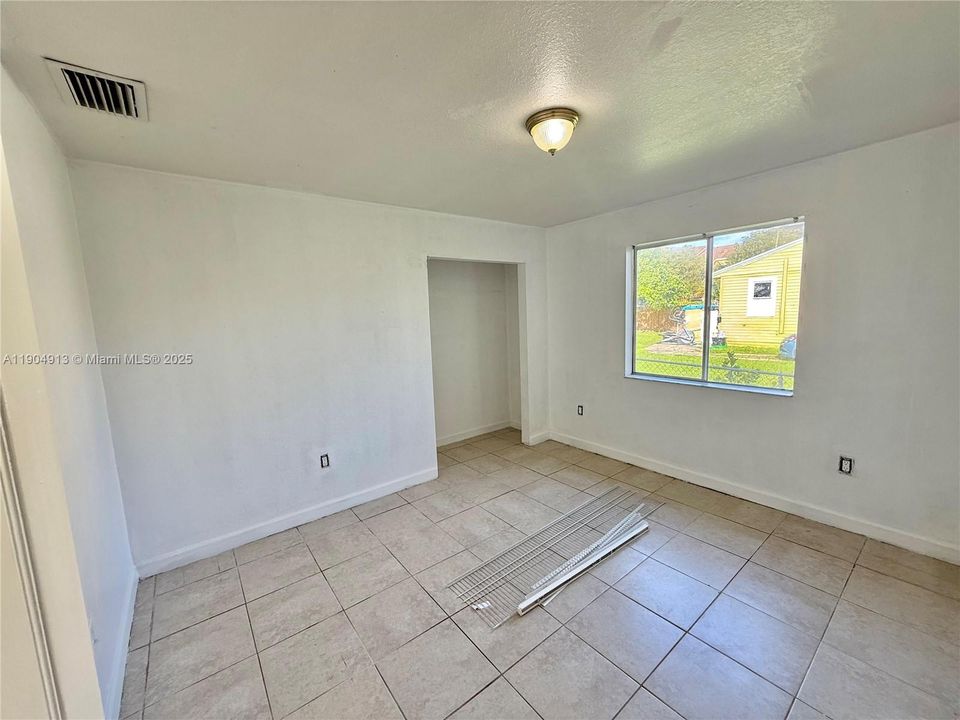 For Rent: $3,900 (4 beds, 2 baths, 1800 Square Feet)