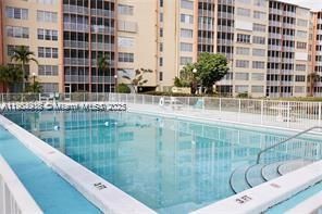 出租: $1,740 (1 贝兹, 1 浴室, 947 平方英尺)