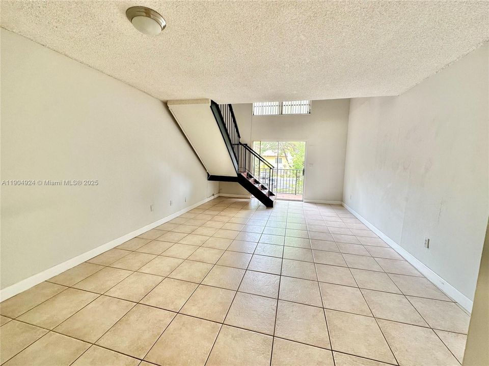 待售: $200,000 (1 贝兹, 1 浴室, 801 平方英尺)