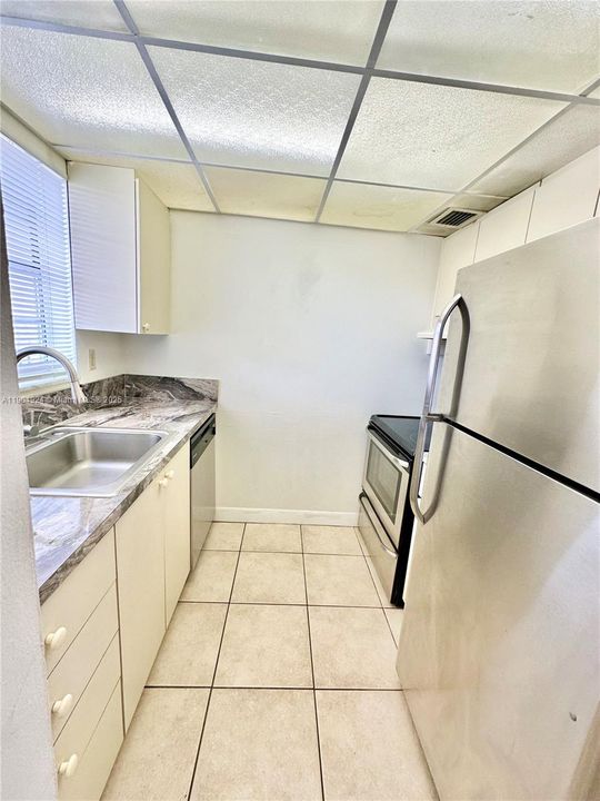 待售: $200,000 (1 贝兹, 1 浴室, 801 平方英尺)