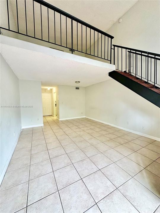 待售: $200,000 (1 贝兹, 1 浴室, 801 平方英尺)