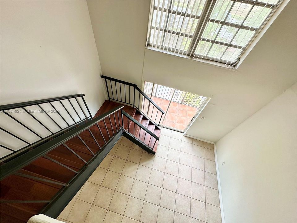 待售: $200,000 (1 贝兹, 1 浴室, 801 平方英尺)