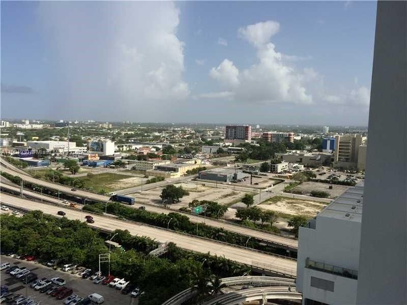 最近租的: $4,500 (2 贝兹, 2 浴室, 1123 平方英尺)