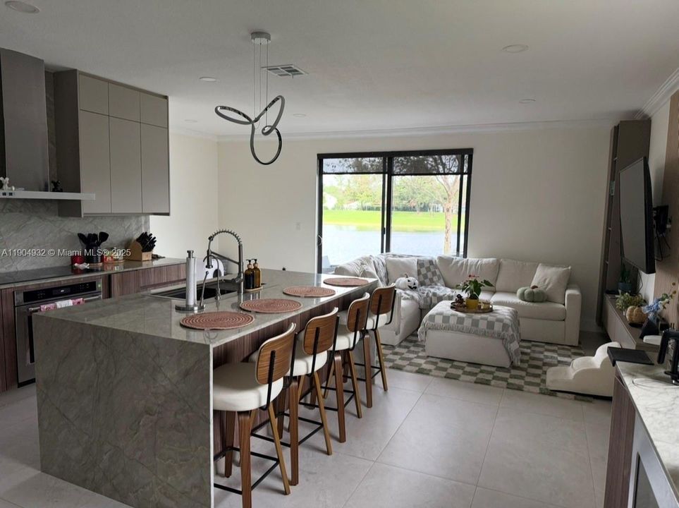 En Renta: $4,100 (4 camas, 3 baños, 1920 Pies cuadrados)