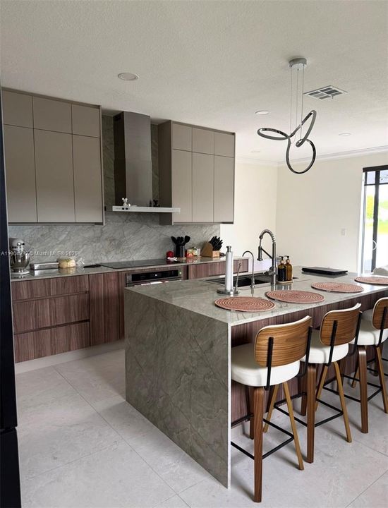 En Renta: $4,100 (4 camas, 3 baños, 1920 Pies cuadrados)