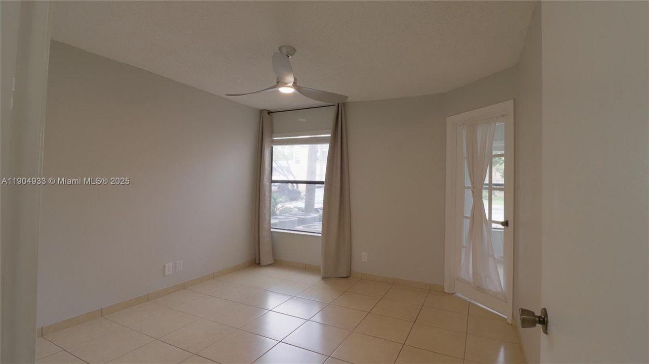 待售: $210,000 (1 贝兹, 1 浴室, 805 平方英尺)