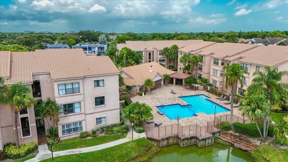 待售: $210,000 (1 贝兹, 1 浴室, 805 平方英尺)