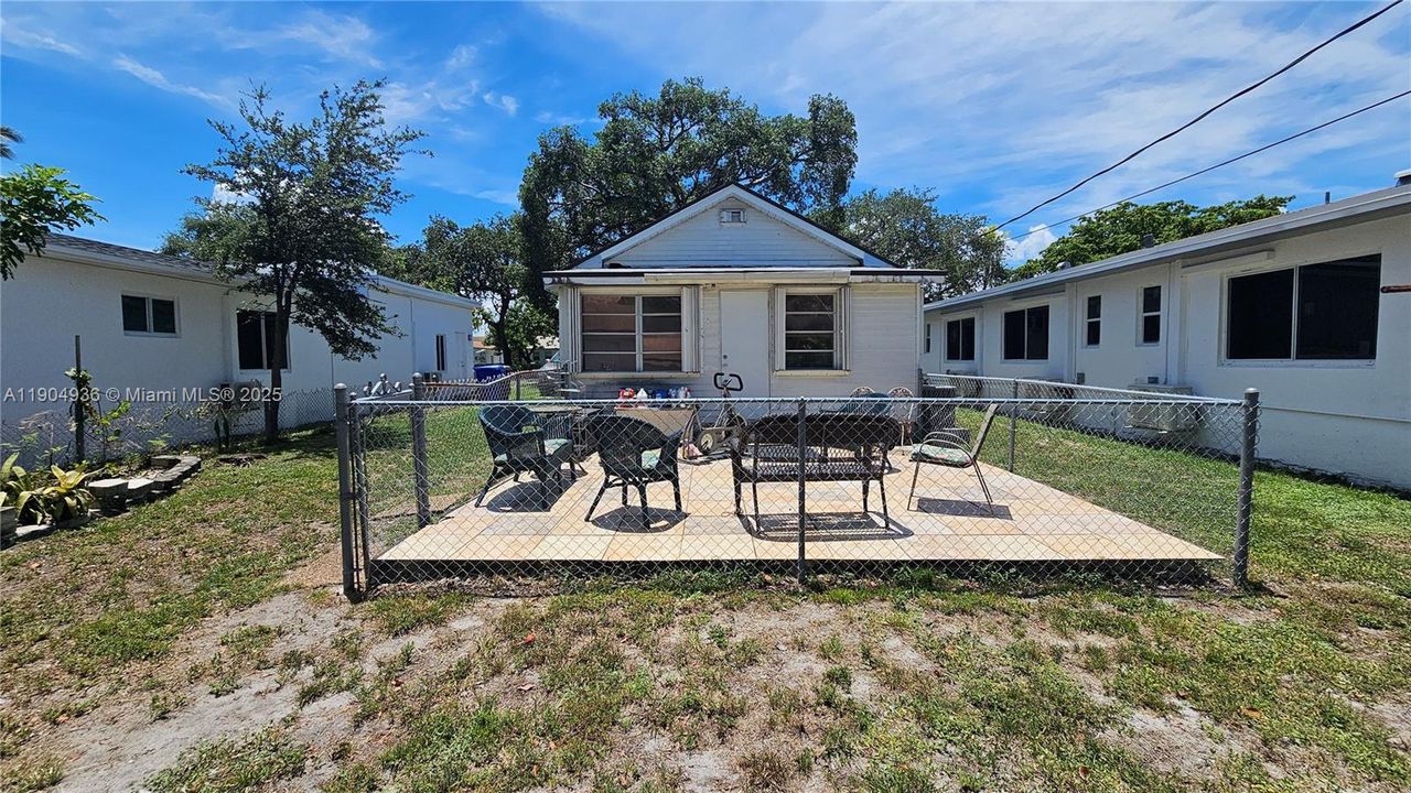 Vendido Recientemente: $270,000 (2 camas, 1 baños, 777 Pies cuadrados)