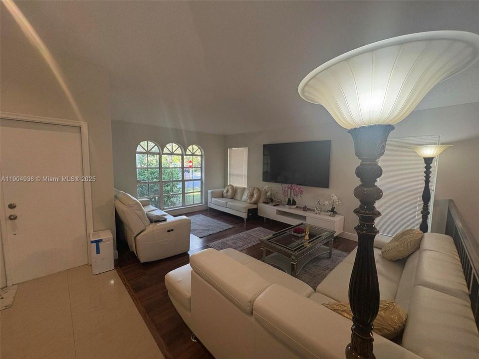 For Rent: $5,900 (4 beds, 2 baths, 2508 Square Feet)