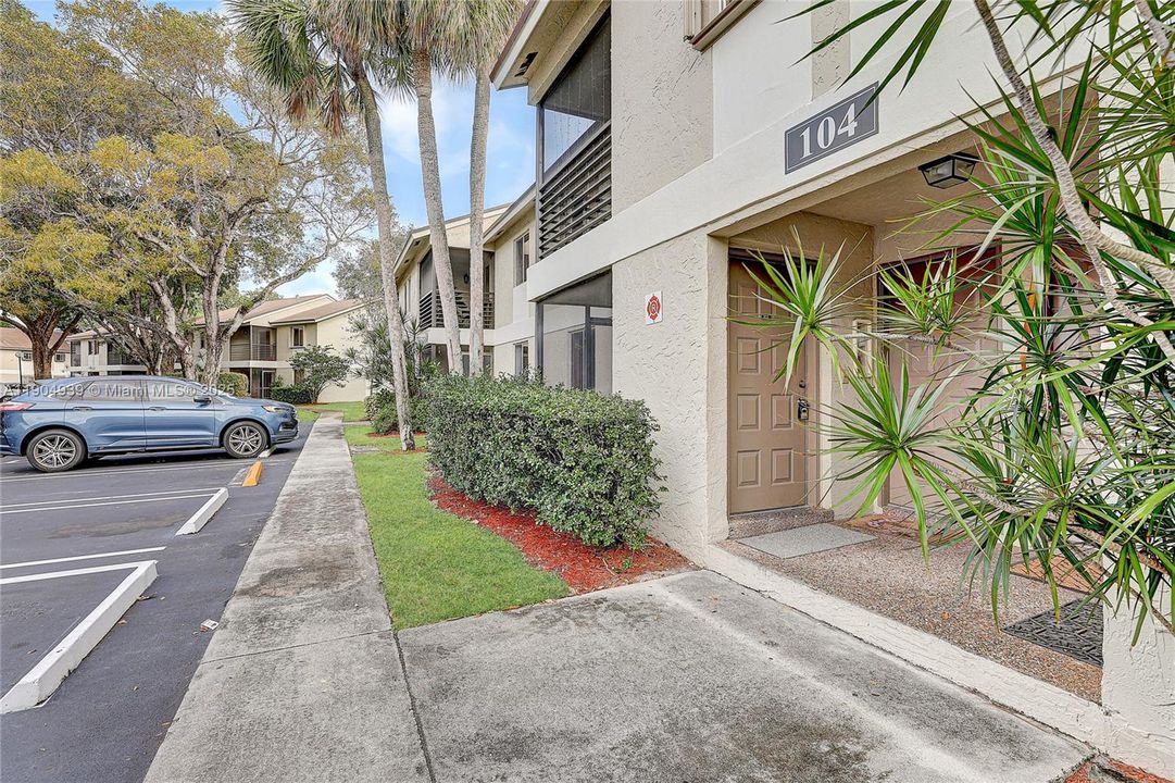 Activo con contrato: $175,000 (2 camas, 2 baños, 830 Pies cuadrados)