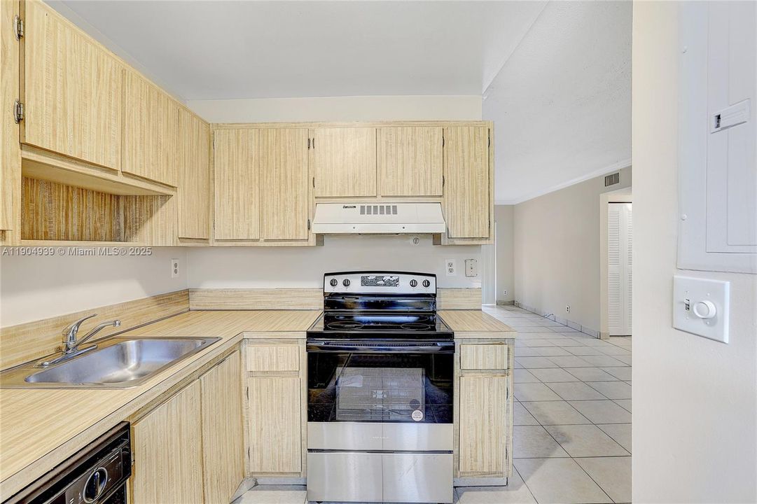 Activo con contrato: $175,000 (2 camas, 2 baños, 830 Pies cuadrados)