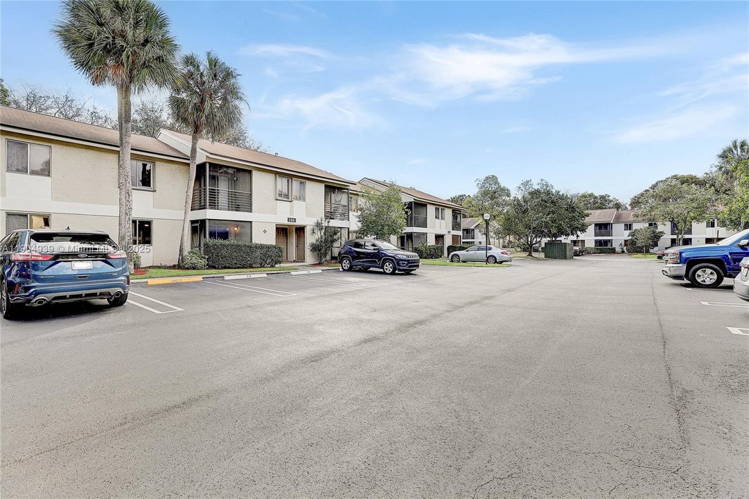 Activo con contrato: $175,000 (2 camas, 2 baños, 830 Pies cuadrados)