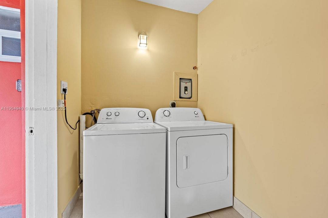 Recently Rented: $3,000 (3 beds, 2 baths, 1025 Square Feet)