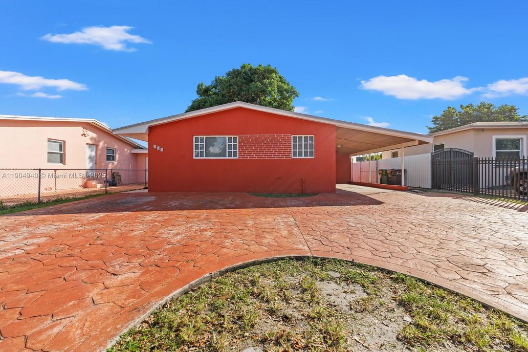 Recently Rented: $3,000 (3 beds, 2 baths, 1025 Square Feet)