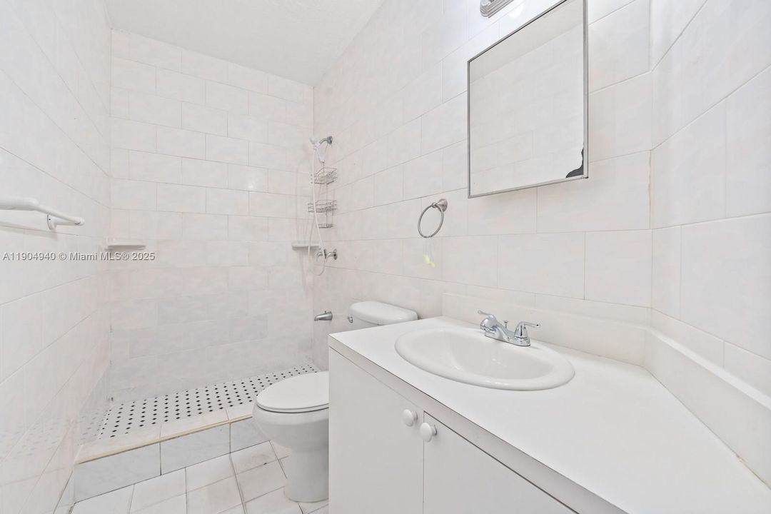 Recently Rented: $3,000 (3 beds, 2 baths, 1025 Square Feet)