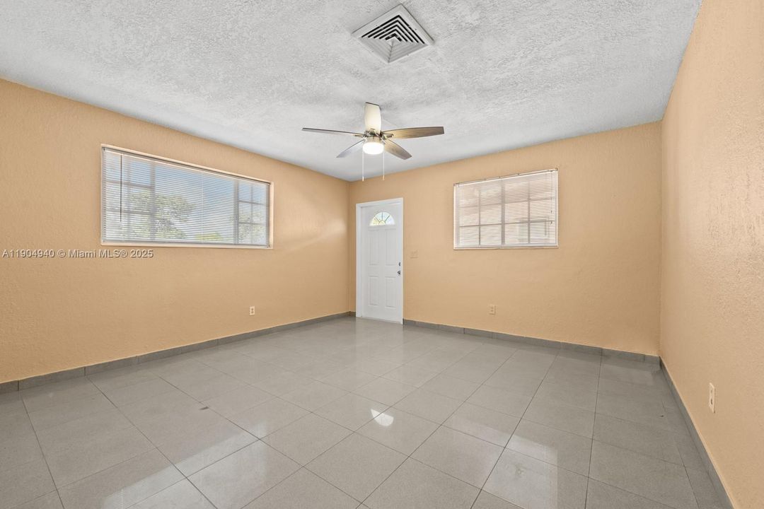 Recently Rented: $3,000 (3 beds, 2 baths, 1025 Square Feet)