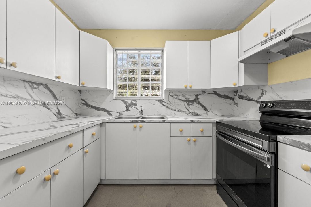 Recently Rented: $3,000 (3 beds, 2 baths, 1025 Square Feet)