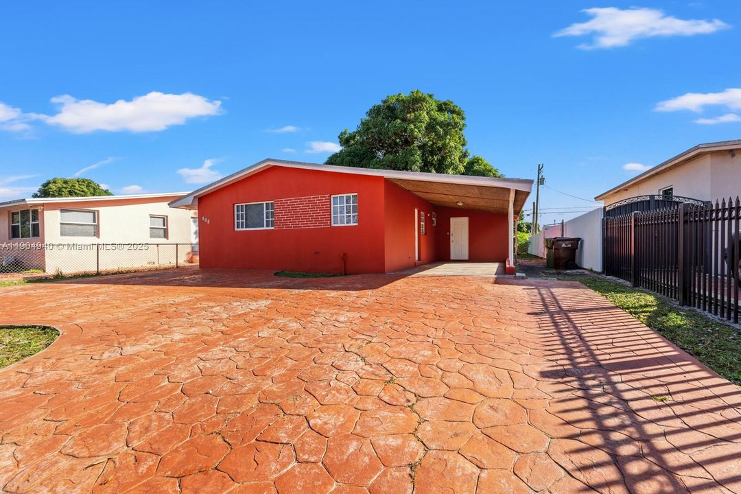 Recently Rented: $3,000 (3 beds, 2 baths, 1025 Square Feet)