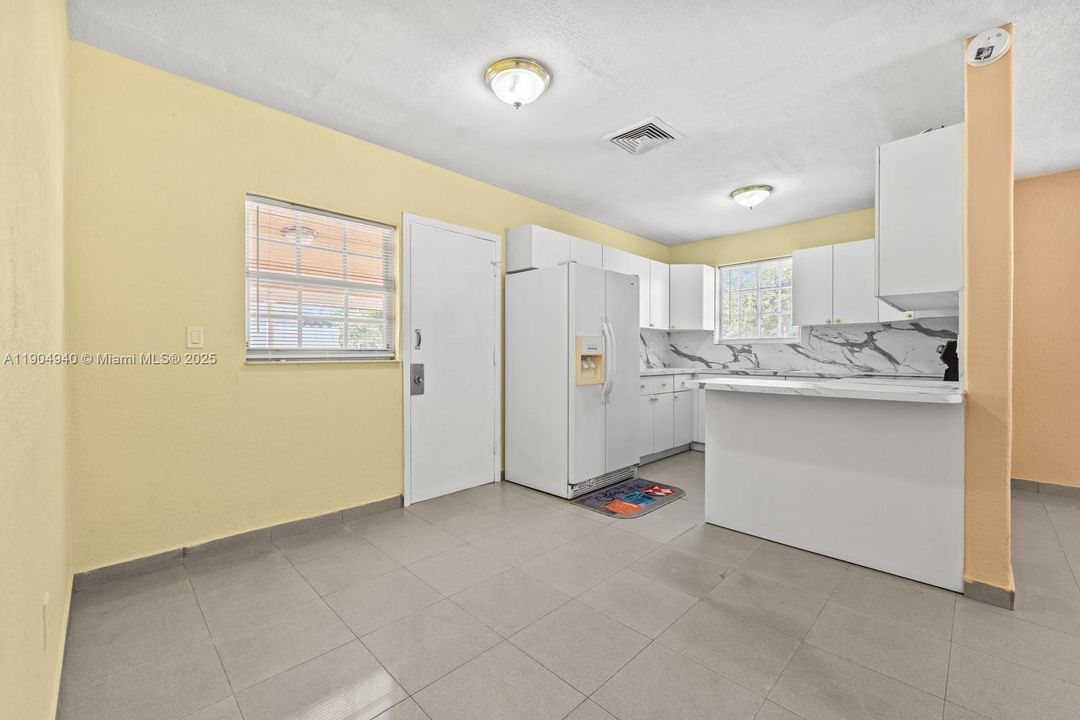 Recently Rented: $3,000 (3 beds, 2 baths, 1025 Square Feet)