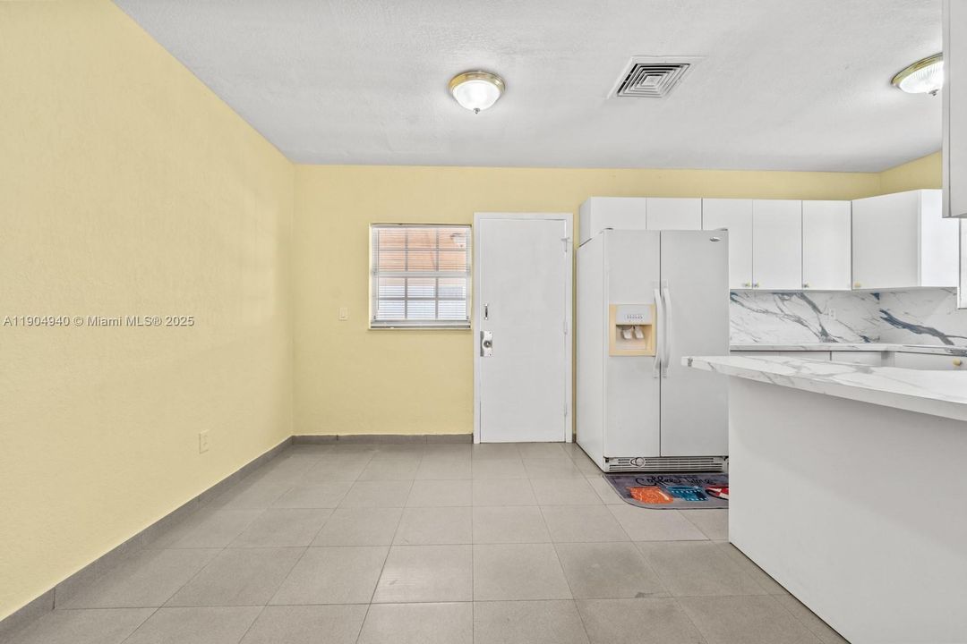 Recently Rented: $3,000 (3 beds, 2 baths, 1025 Square Feet)