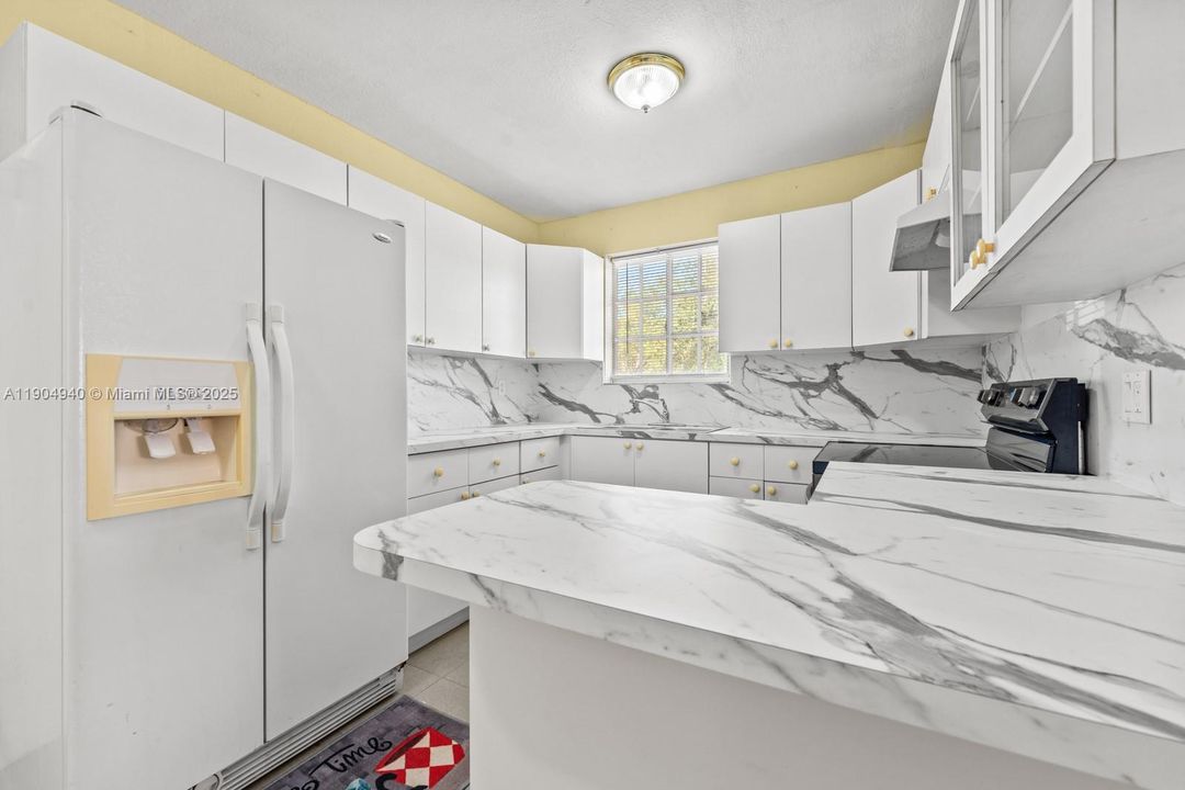 Recently Rented: $3,000 (3 beds, 2 baths, 1025 Square Feet)