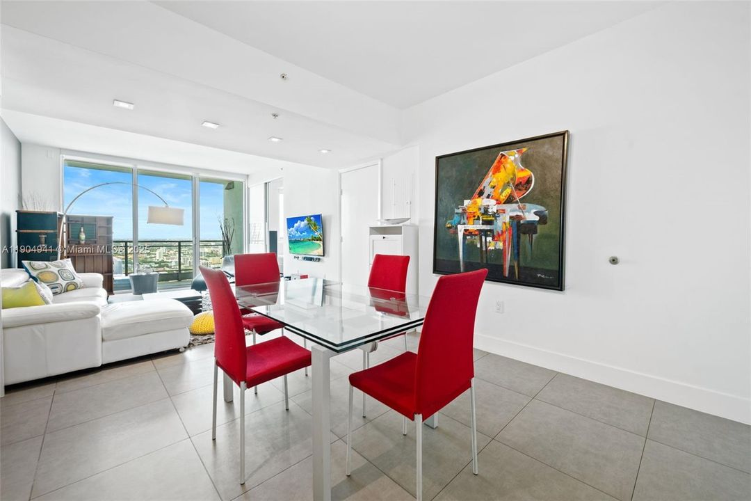 For Sale: $440,000 (1 beds, 1 baths, 764 Square Feet)