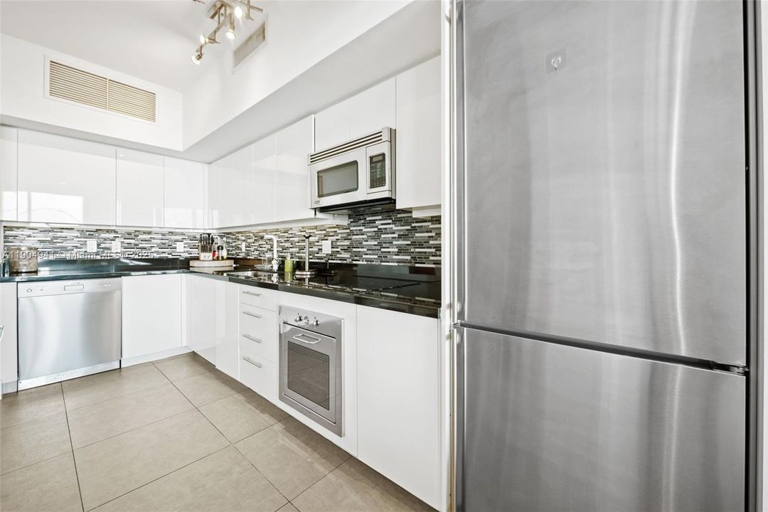 For Sale: $440,000 (1 beds, 1 baths, 764 Square Feet)