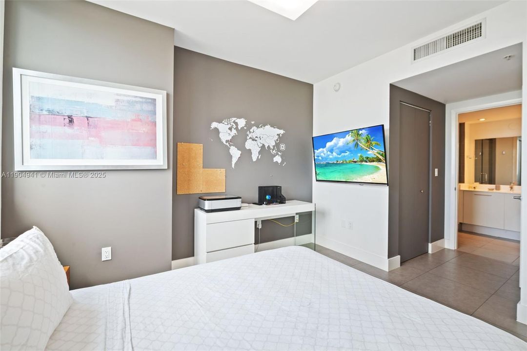 For Sale: $440,000 (1 beds, 1 baths, 764 Square Feet)