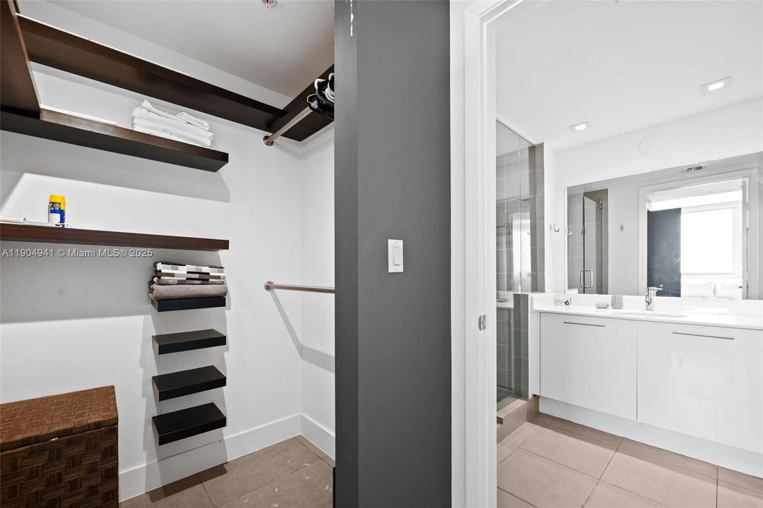 For Sale: $440,000 (1 beds, 1 baths, 764 Square Feet)