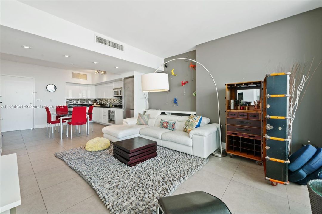 For Sale: $440,000 (1 beds, 1 baths, 764 Square Feet)