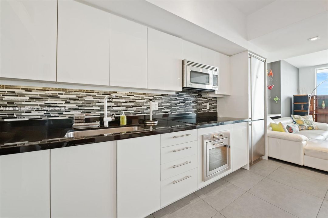 For Sale: $440,000 (1 beds, 1 baths, 764 Square Feet)