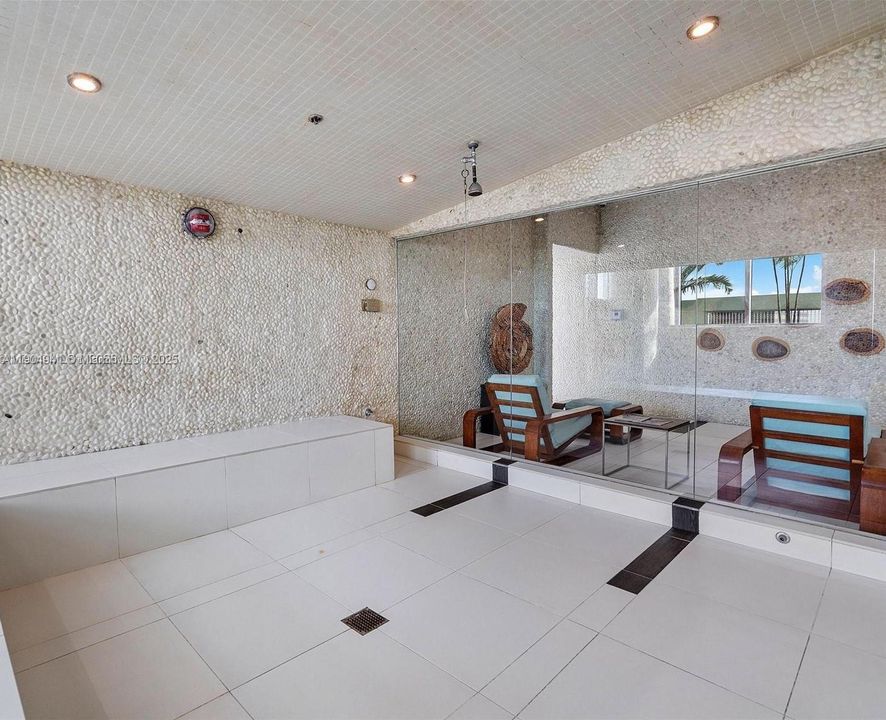 For Sale: $440,000 (1 beds, 1 baths, 764 Square Feet)