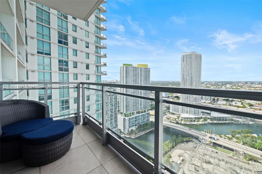 For Sale: $440,000 (1 beds, 1 baths, 764 Square Feet)