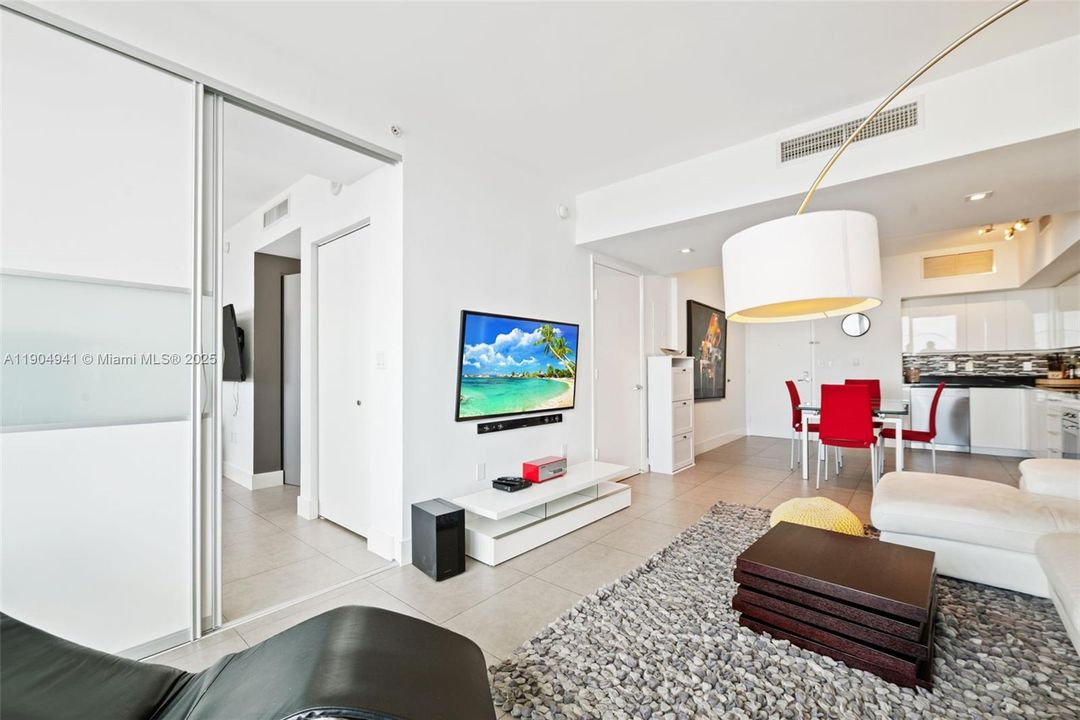 For Sale: $440,000 (1 beds, 1 baths, 764 Square Feet)