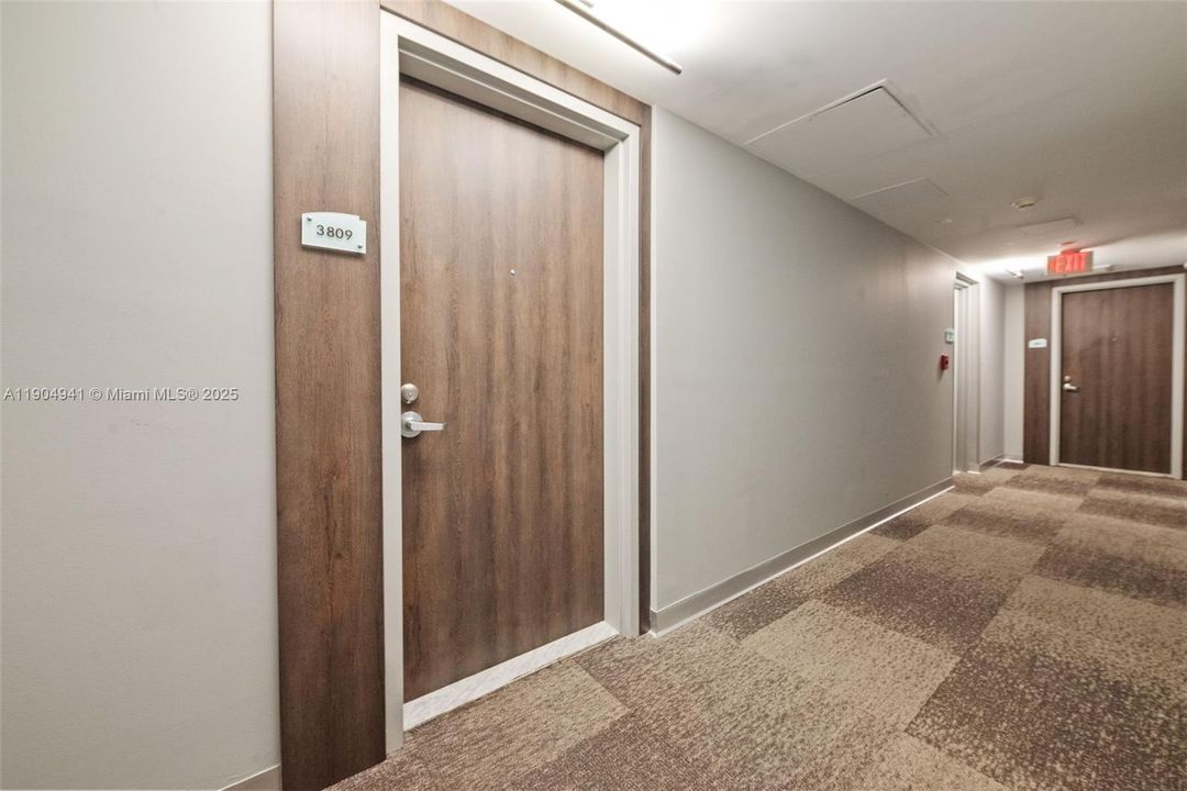 For Sale: $440,000 (1 beds, 1 baths, 764 Square Feet)