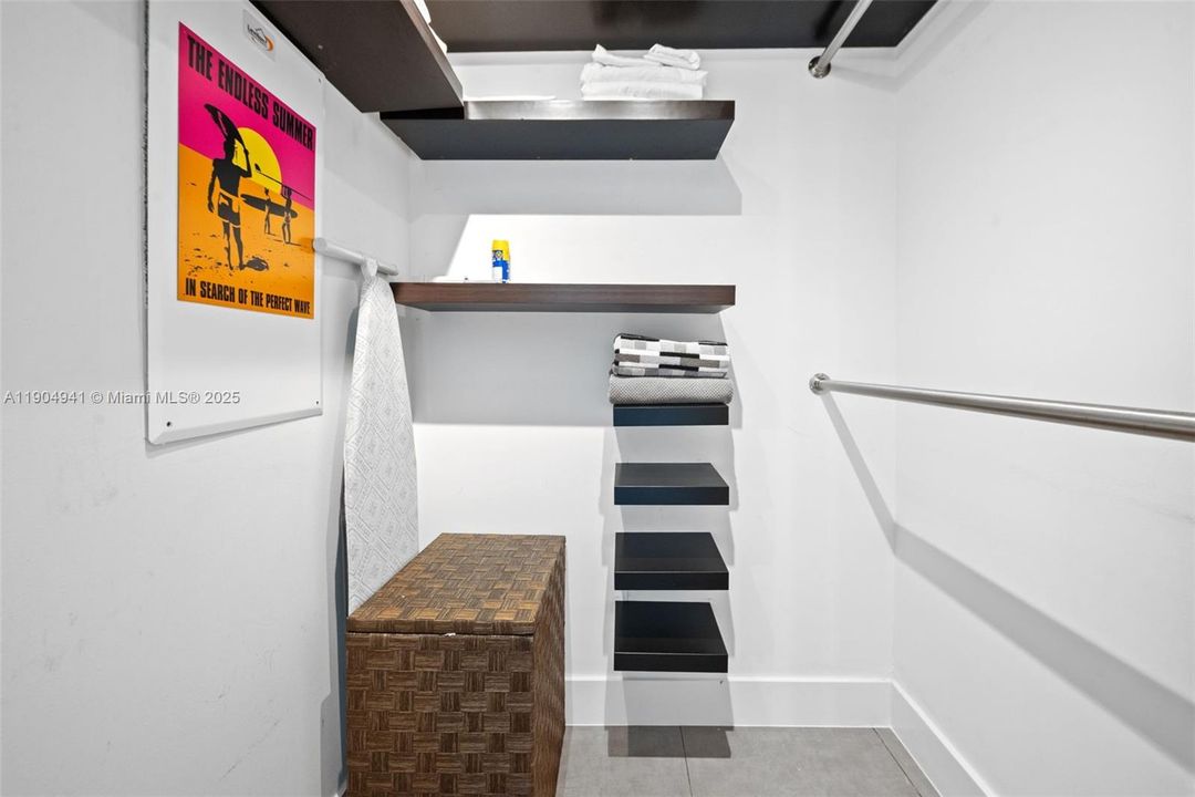 For Sale: $440,000 (1 beds, 1 baths, 764 Square Feet)