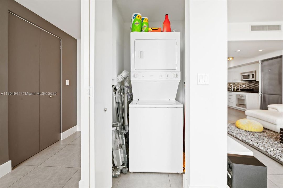 For Sale: $440,000 (1 beds, 1 baths, 764 Square Feet)